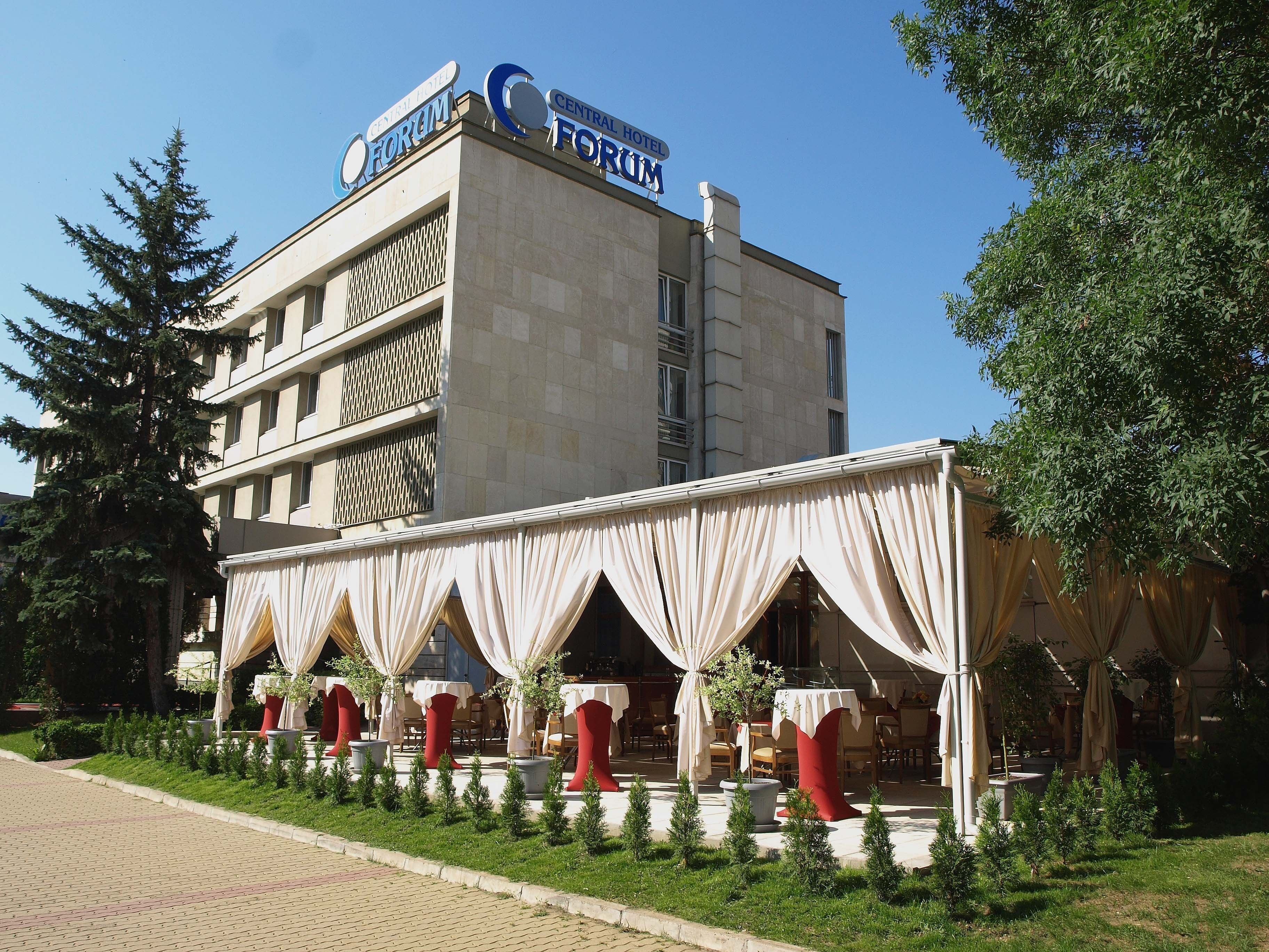 Un hôtel dont l’enseigne, bien visible, porte l’inscription « Central Hotel Forum ».