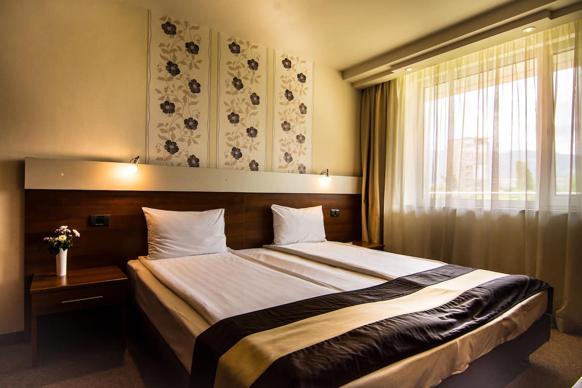1 bedroom, hypo-allergenic bedding, minibar, in-room safe