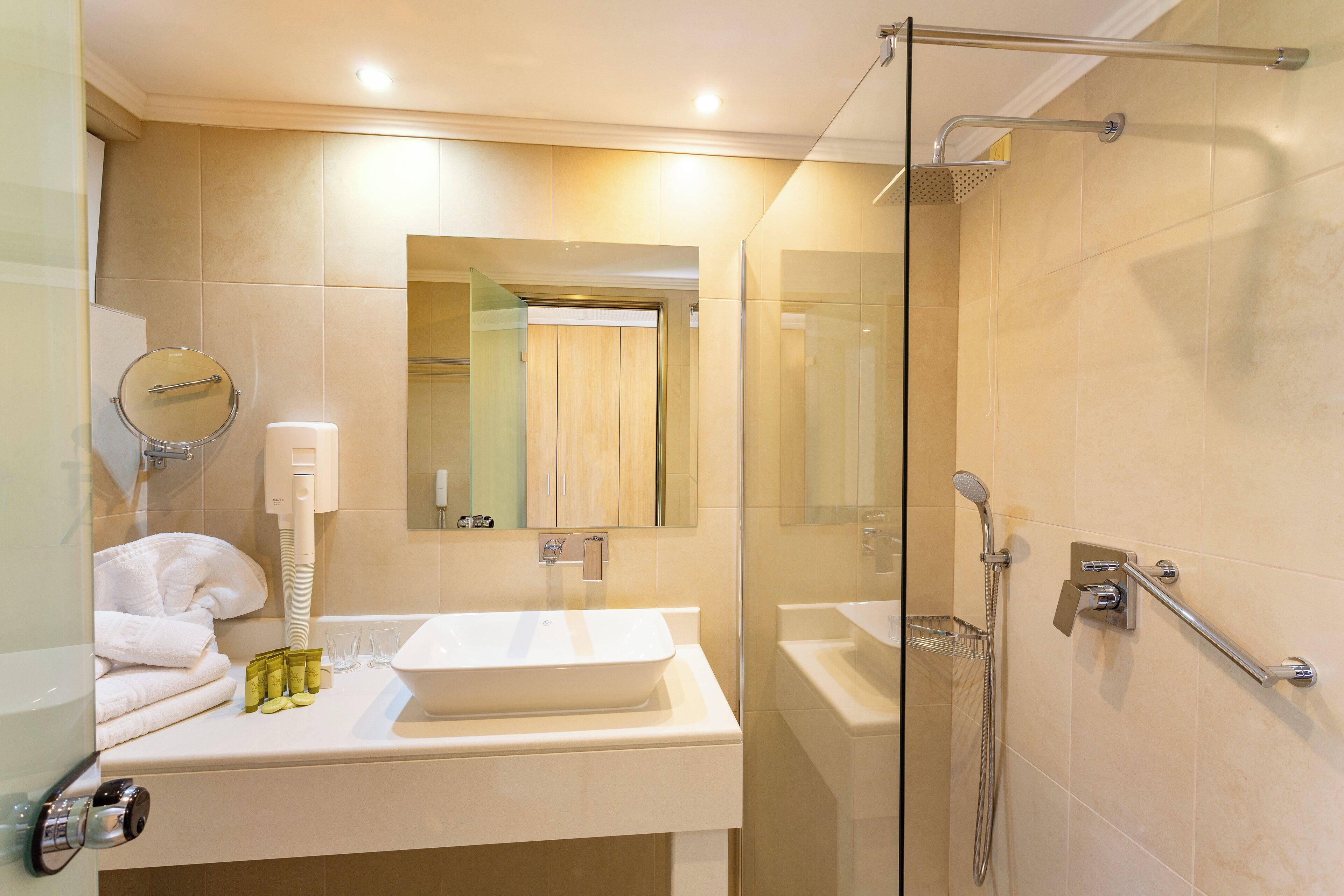 shower, rainfall showerhead, free toiletries, hair dryer