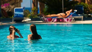 Außenpool, Sonnenschirme, Liegestühle