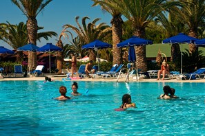 Outdoor pool, pool umbrellas, sun loungers - Blue Horizon Hotel (Rhodes)