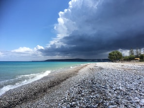 Am Strand, Liegestühle, Sonnenschirme, Strandtücher