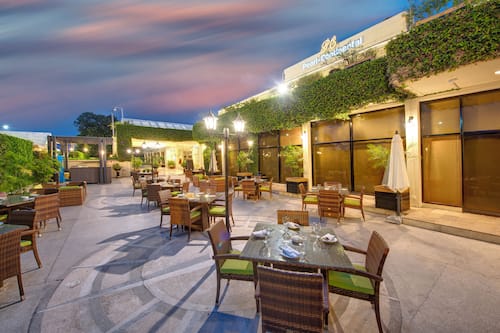 5 restaurants, breakfast, lunch served; local and international cuisine