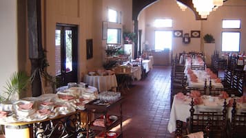 5 restaurants; breakfast, lunch, dinner and brunch served