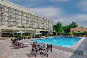 Outdoor pool, pool umbrellas, pool loungers - Pearl Continental Rawalpindi (Rawalpindi)