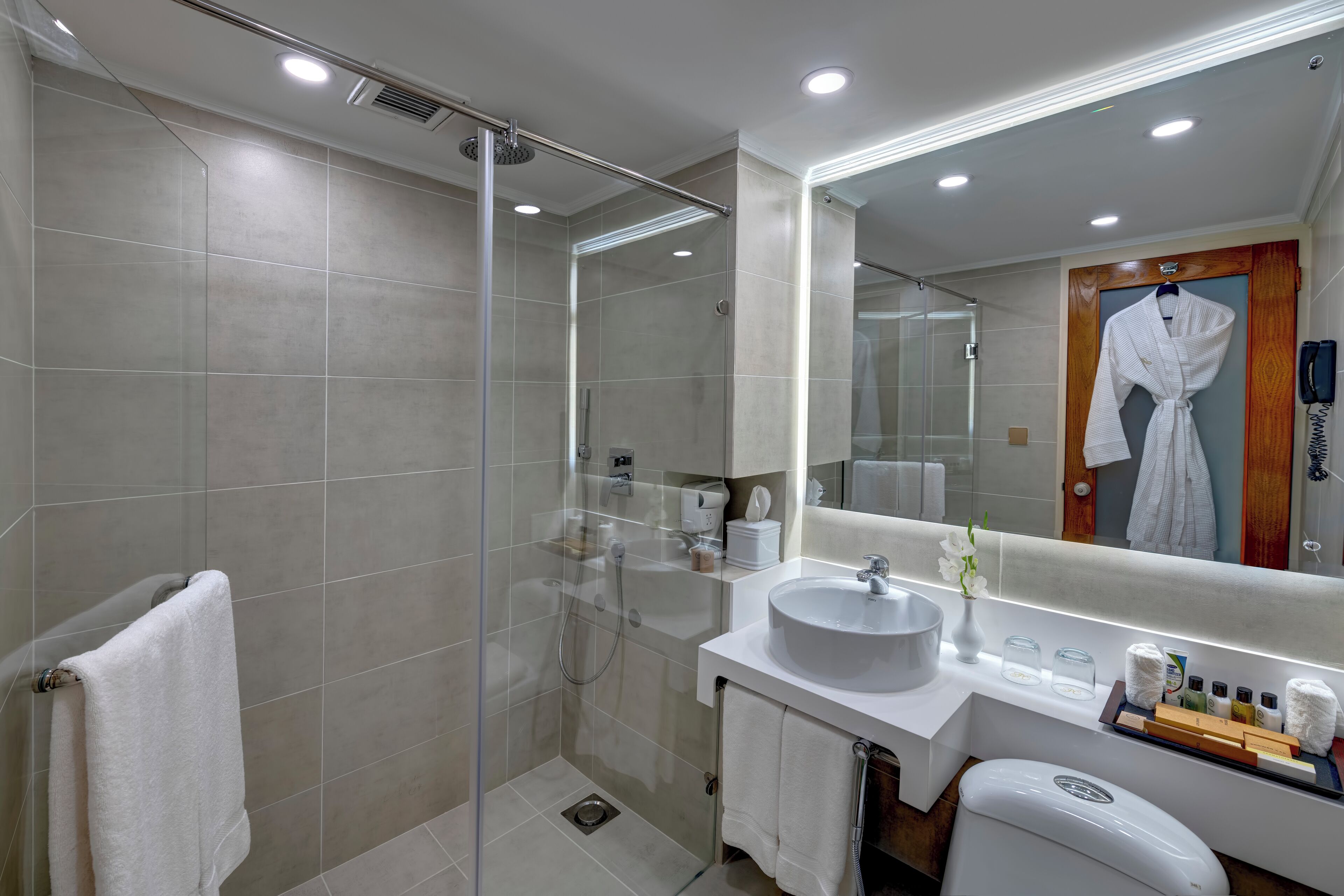 Gratis toiletartikelen, een haardroger, badjassen, pantoffels