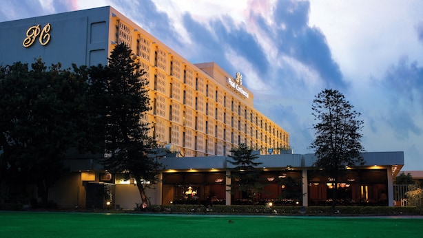 A large hotel with a modern facade, multiple balconies, and a well-maintained lawn. - Pearl Continental Rawalpindi (Rawalpindi)