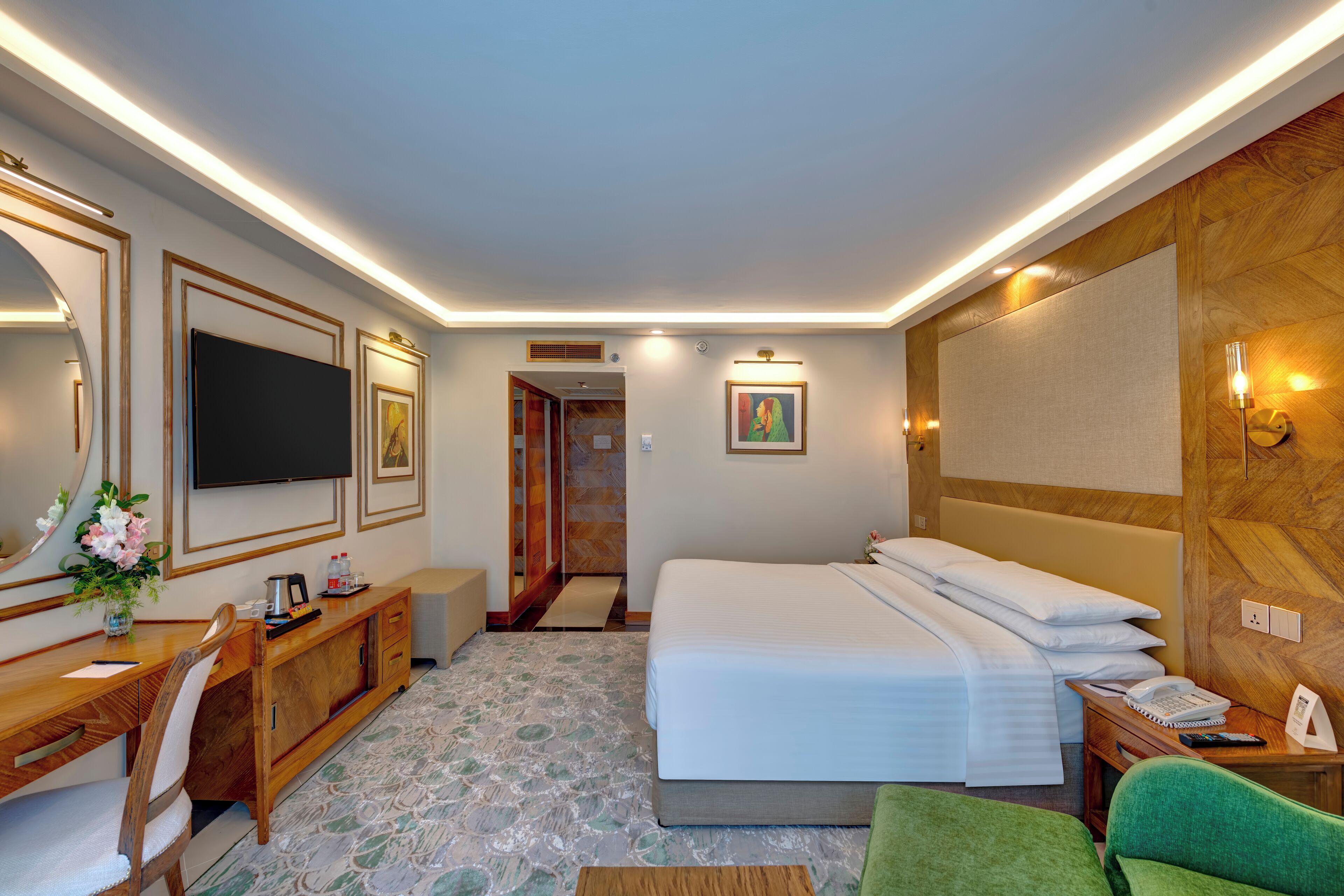 Executive Double Room, 1 King Bed, Smoking, Private Bathroom | In-room safe, desk, iron/ironing board, free WiFi