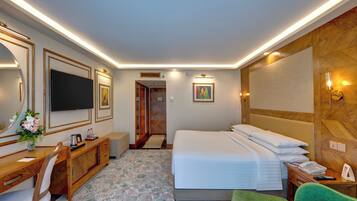 Executive Double Room, 1 King Bed, Smoking, Private Bathroom | In-room safe, desk, iron/ironing board, free WiFi