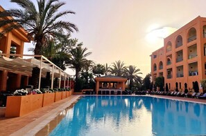 2 piscines couvertes, 2 piscines extérieures, parasols de plage