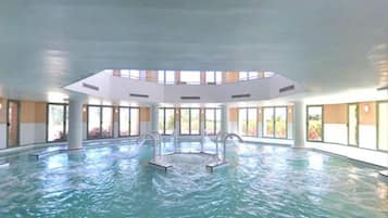2 Innenpools, 2 Außenpools, Sonnenschirme, Liegestühle