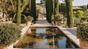 A garden with a central water feature, surrounded by neatly trimmed hedges and trees. - Hôtel Villa Marie St Tropez (Ramatuelle)