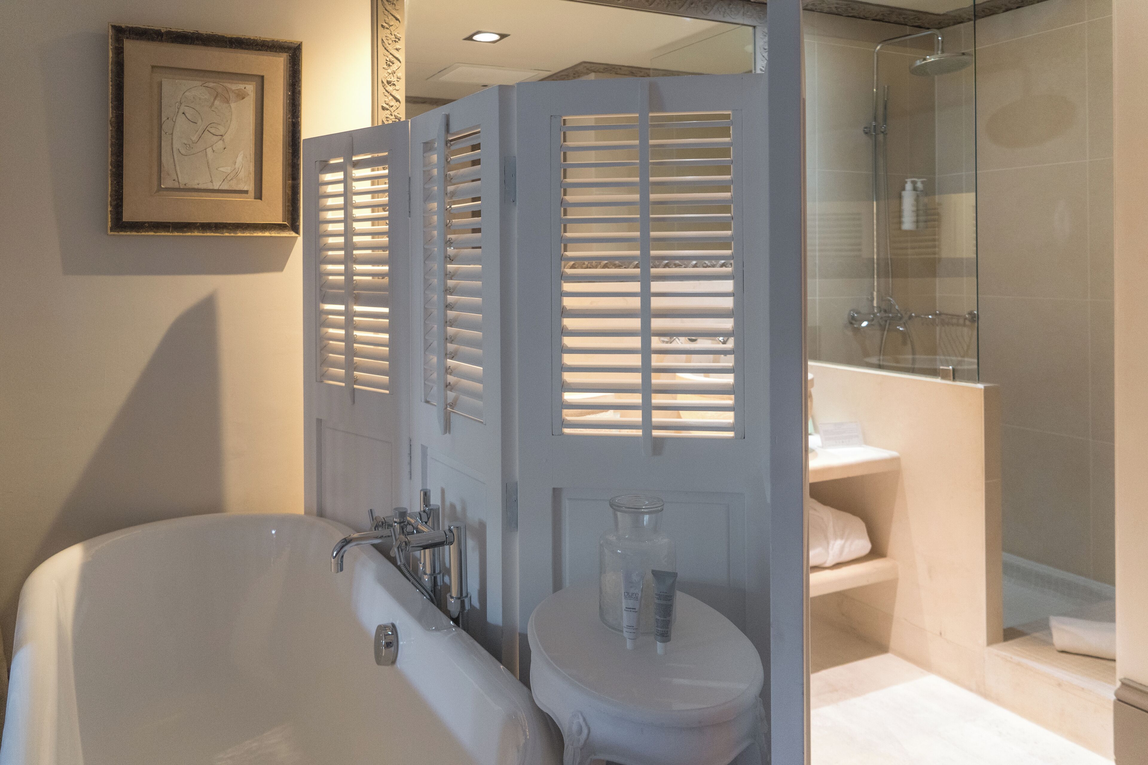 Een badkamer met bad, toilet en douche.