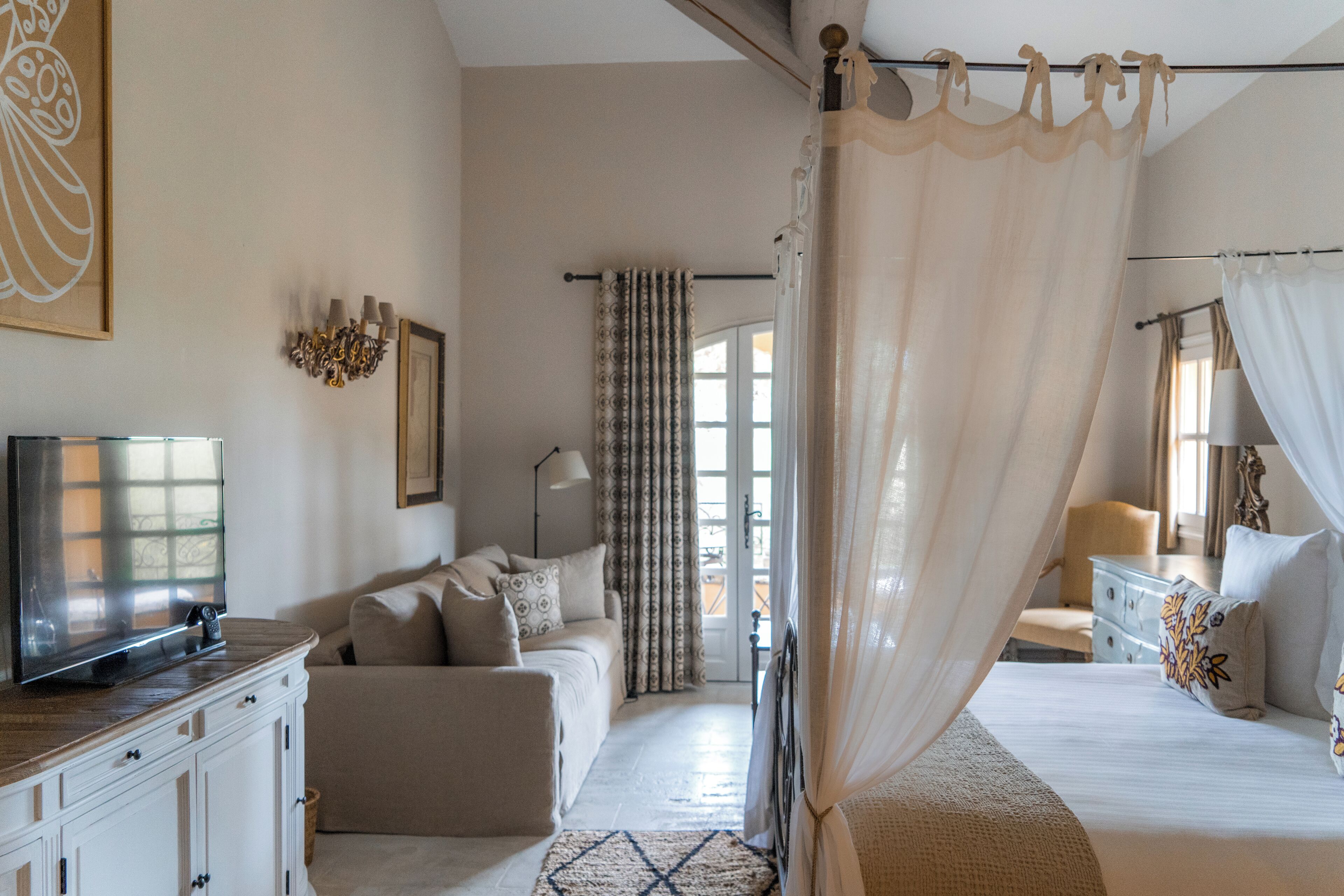 Ropa de cama de alta calidad, colchones con pillow-top y minibar 