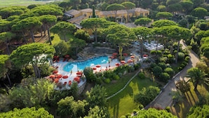 An aerial view of a resort with a swimming pool, outdoor seating, and lush greenery. - Hôtel Villa Marie St Tropez (Ramatuelle)