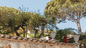 A stone bar with a tiled roof, surrounded by three metal bar stools. - Hôtel Villa Marie St Tropez (Ramatuelle)