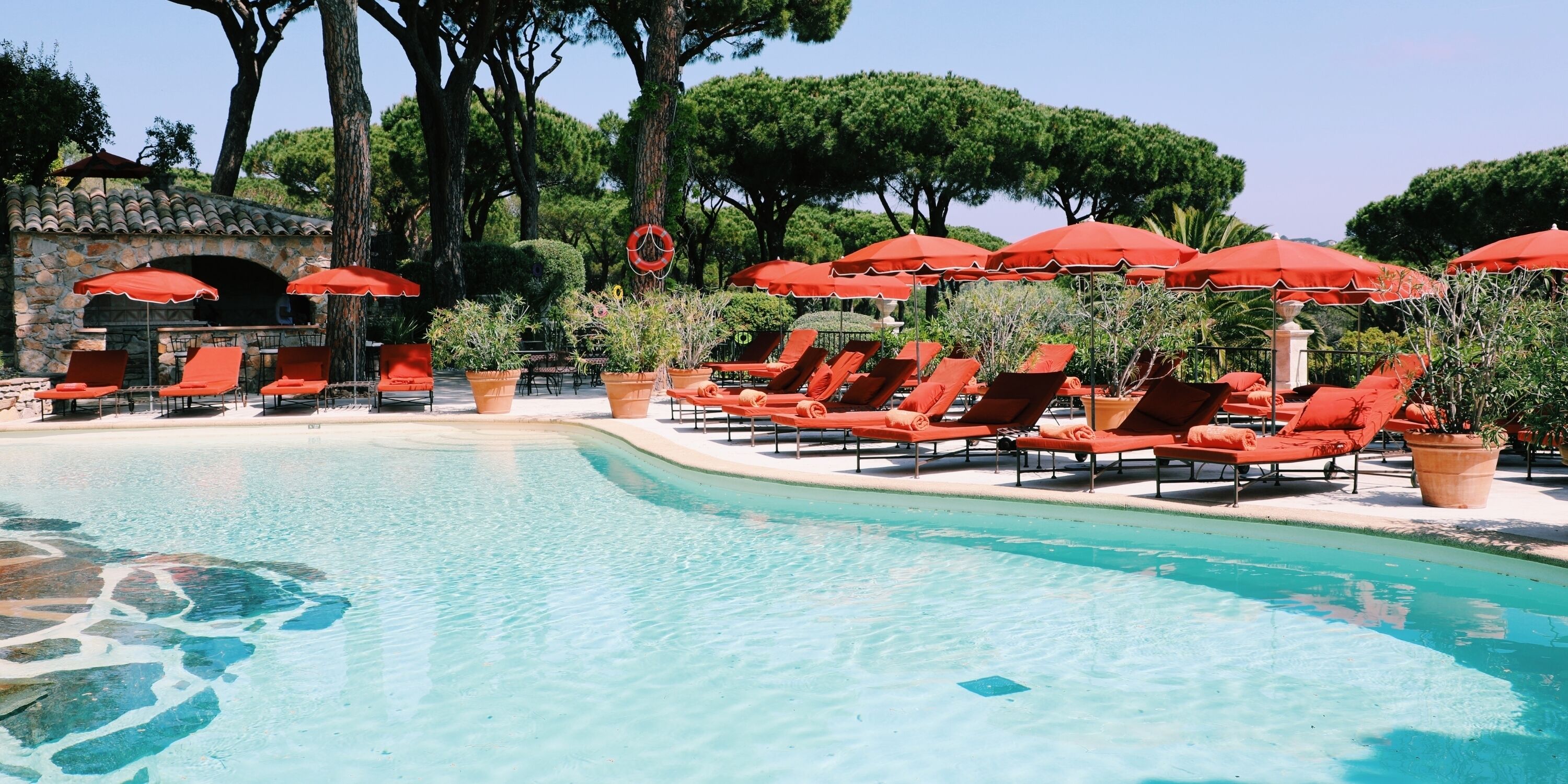 Piscina all'aperto, ombrelloni da piscina, lettini