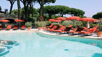 Piscina all'aperto, ombrelloni da piscina, lettini