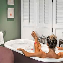 Room Prestige | Bagno | Set di cortesia firmato, asciugacapelli, accappatoio, pantofole