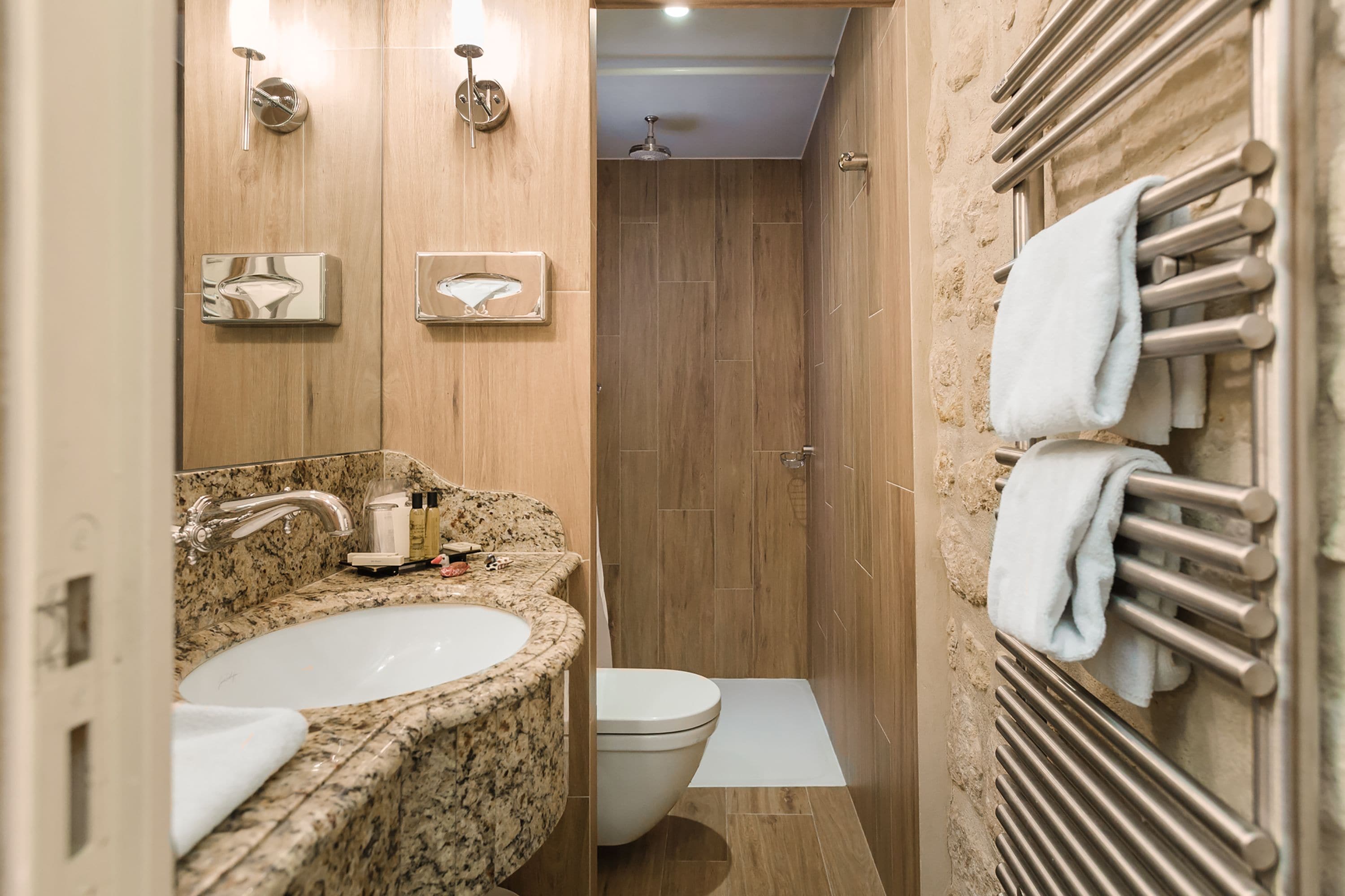 suite duplex | bathroom | combined shower/bathtub, deep-soaking bathtub, free toiletries