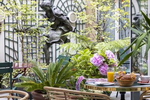 Daily buffet breakfast for a fee - Hotel La Perle (Paris)