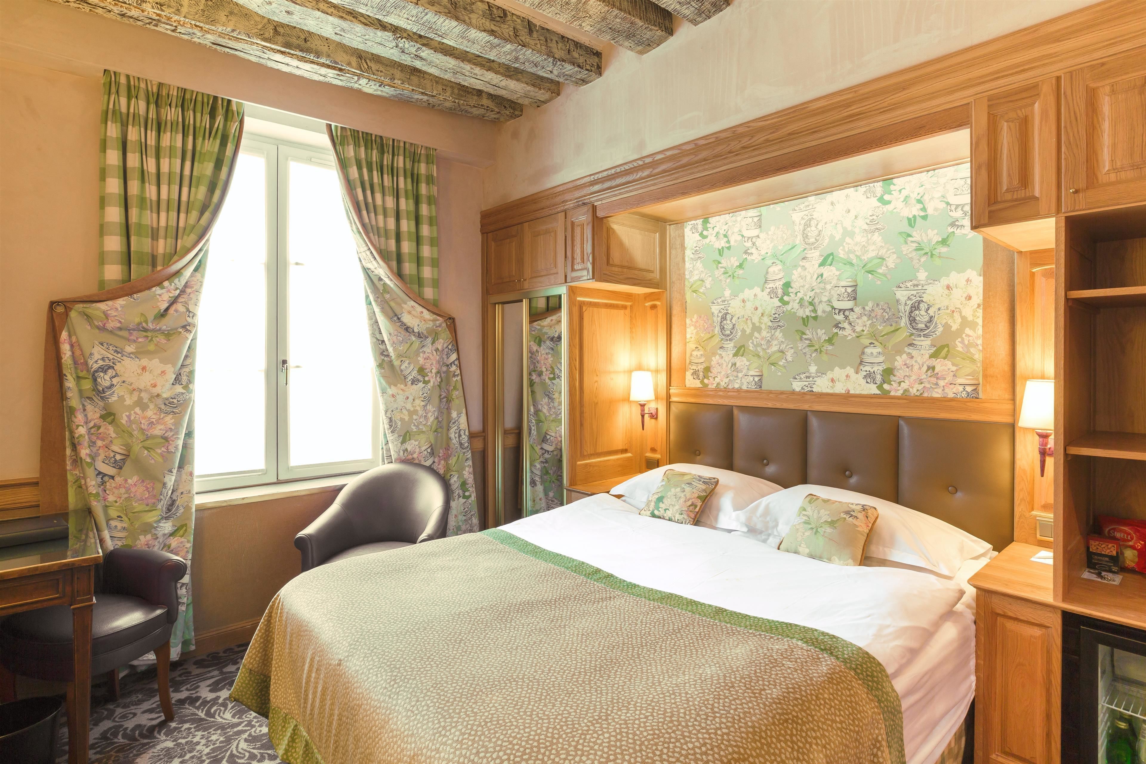 classic double or twin room | memory-foam beds, minibar, in-room safe, desk