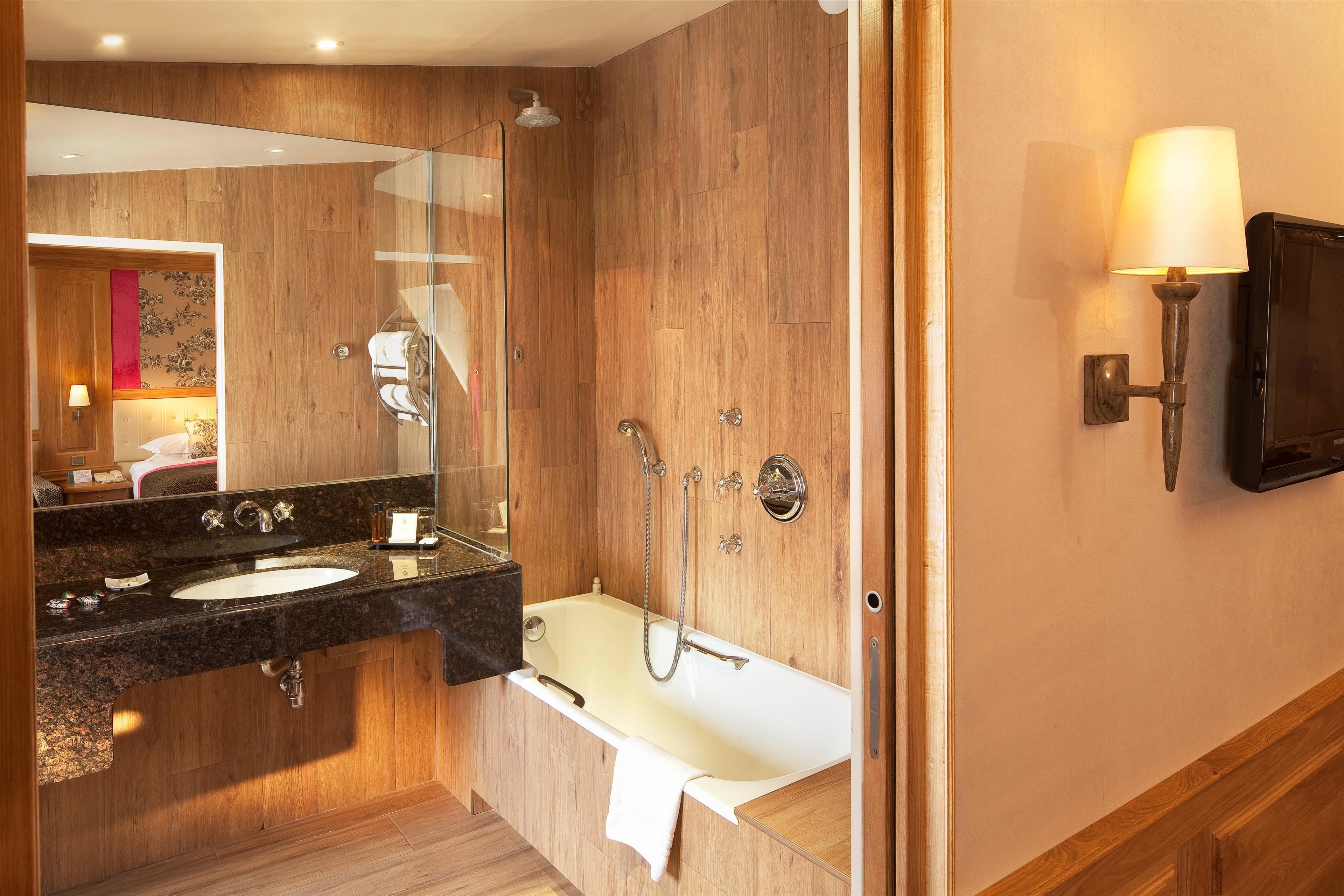 executive double or twin room | bathroom | combined shower/bathtub, deep-soaking bathtub, free toiletries