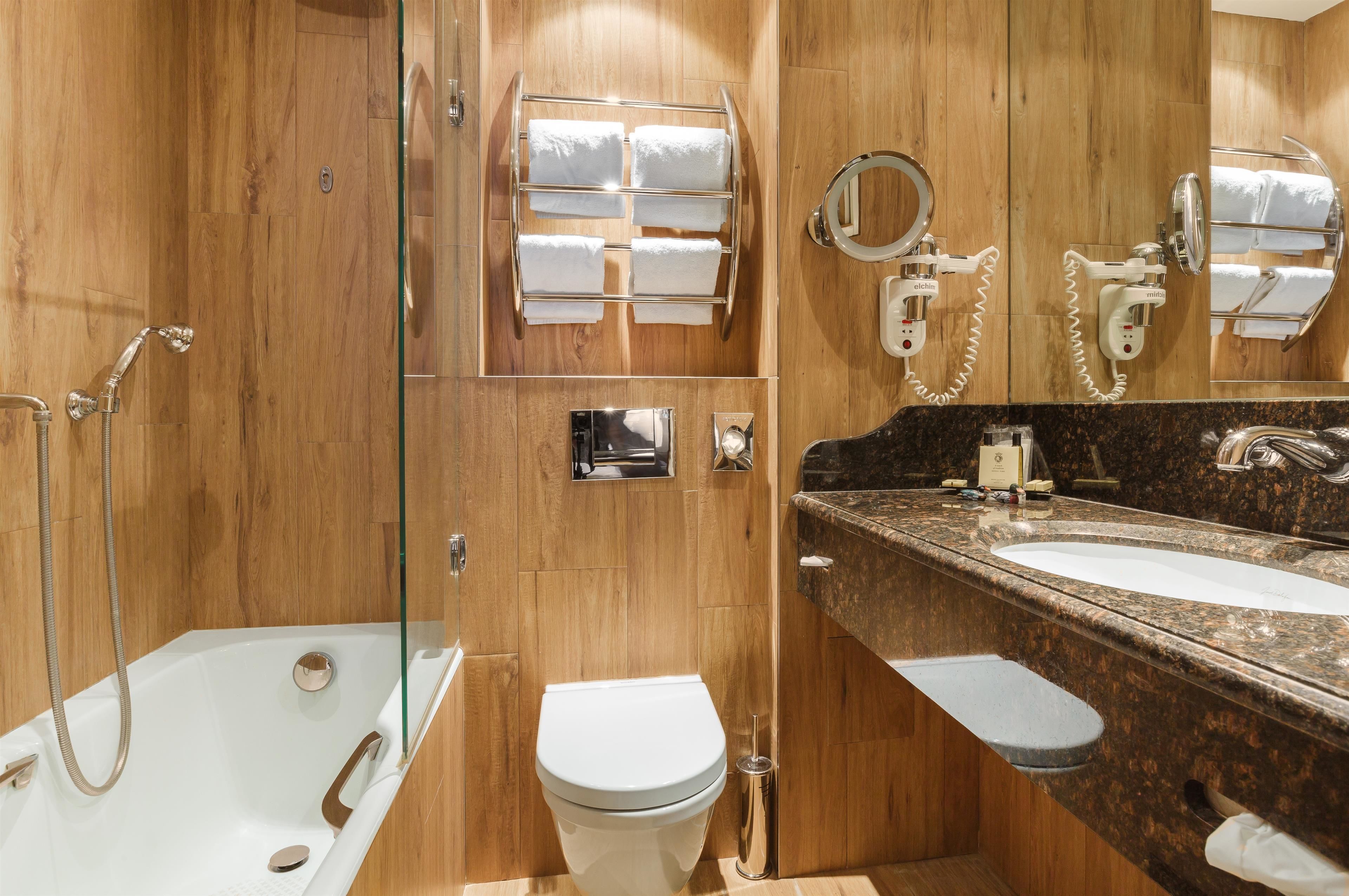 combined shower/bathtub, deep-soaking bathtub, free toiletries