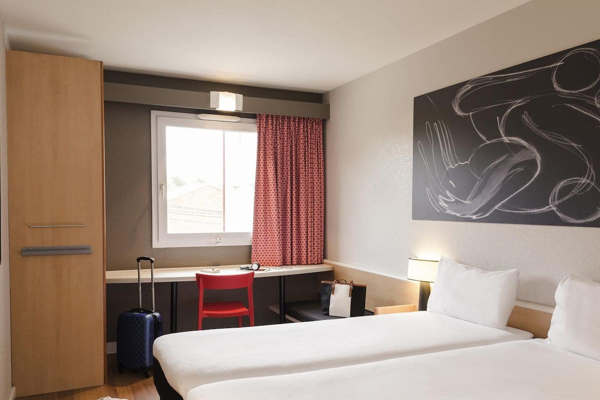 Habitación estándar, 2 camas individuales | 1 dormitorio, ropa de cama de alta calidad, caja fuerte y escritorio