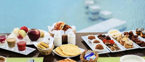 Café da manhã com buffet todos os dias (MAD 65 por pessoa)