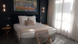 A hotel room with a bed, a painting on the wall, a window with curtains, and two bedside tables. - Hôtel Mercure Limoges Centre (Limoges)
