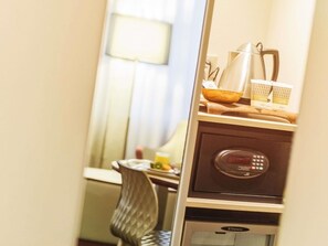 Habitación superior, balcón (Bath) | 1 habitación, ropa de cama de alta calidad y minibar 