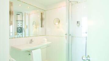 Classic Room, 1 Double Bed | 1 bedroom, premium bedding, minibar, in-room safe