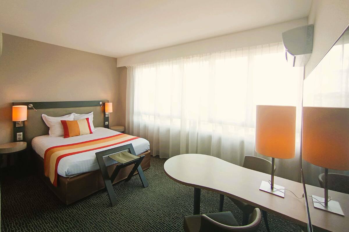 Classic Room, 1 Double Bed | 1 bedroom, premium bedding, minibar, in-room safe