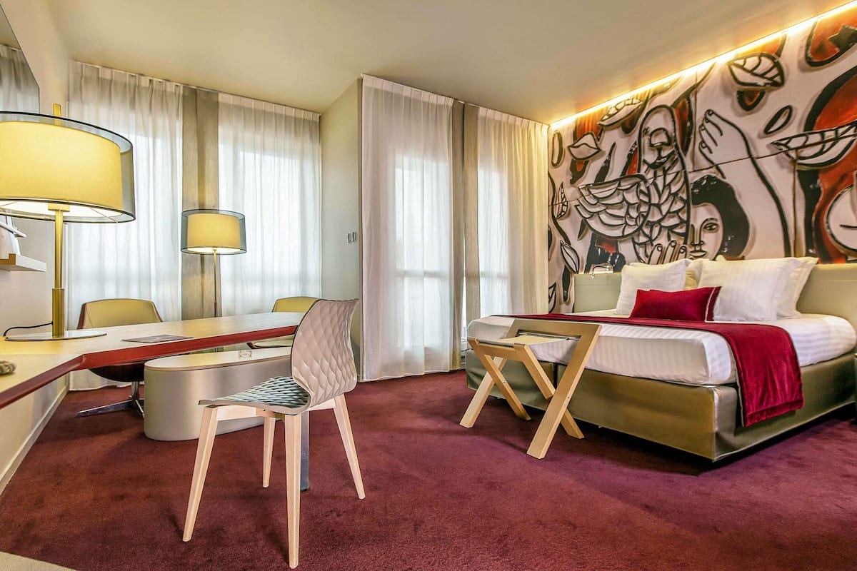 1 bedroom, premium bedding, minibar, in-room safe