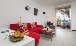 Two-Bedroom Vintage Apartment with Balcony 4+2 | 起居区 | 电视