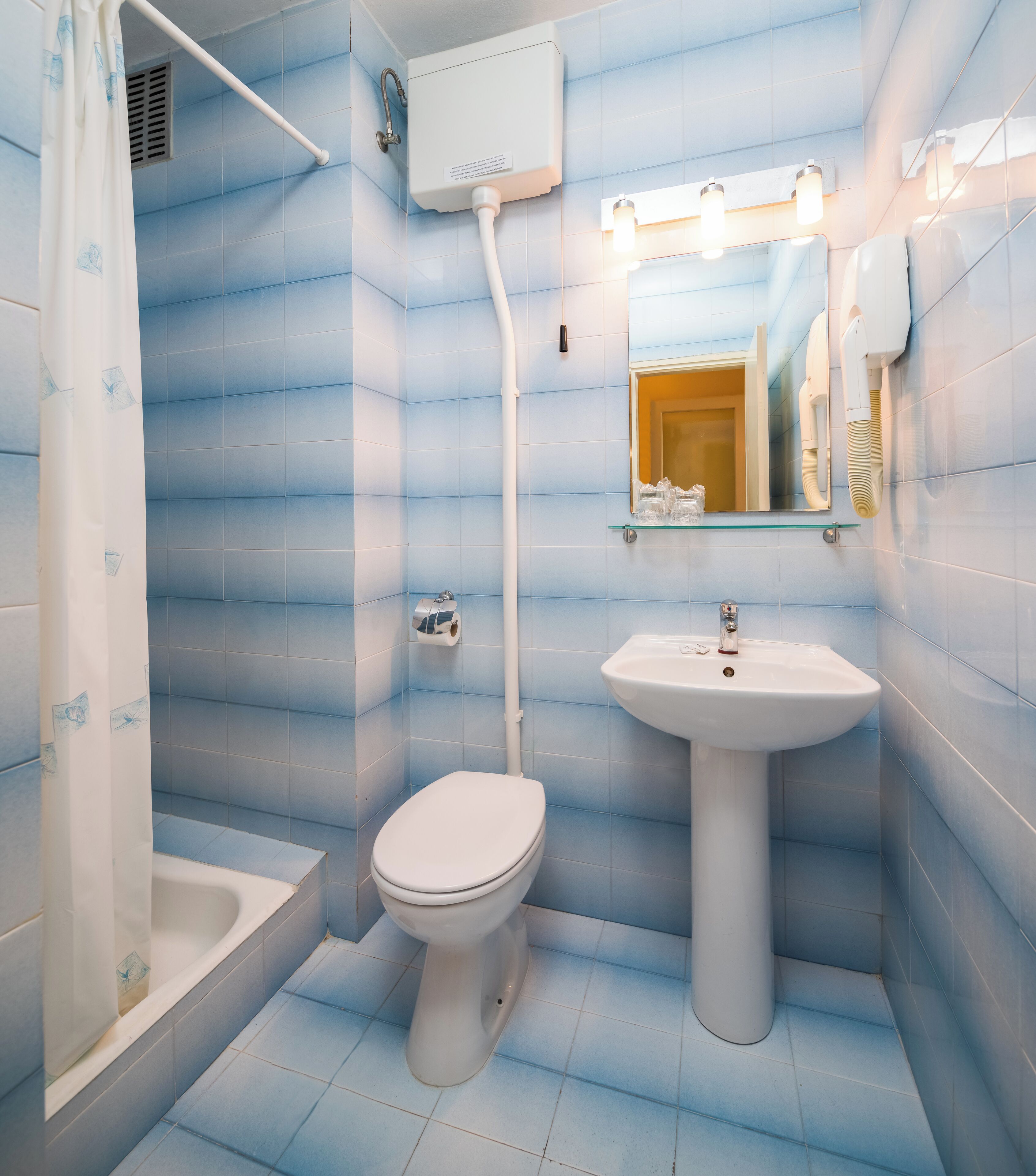 Une salle de bain avec une baignoire, des toilettes et un lavabo.