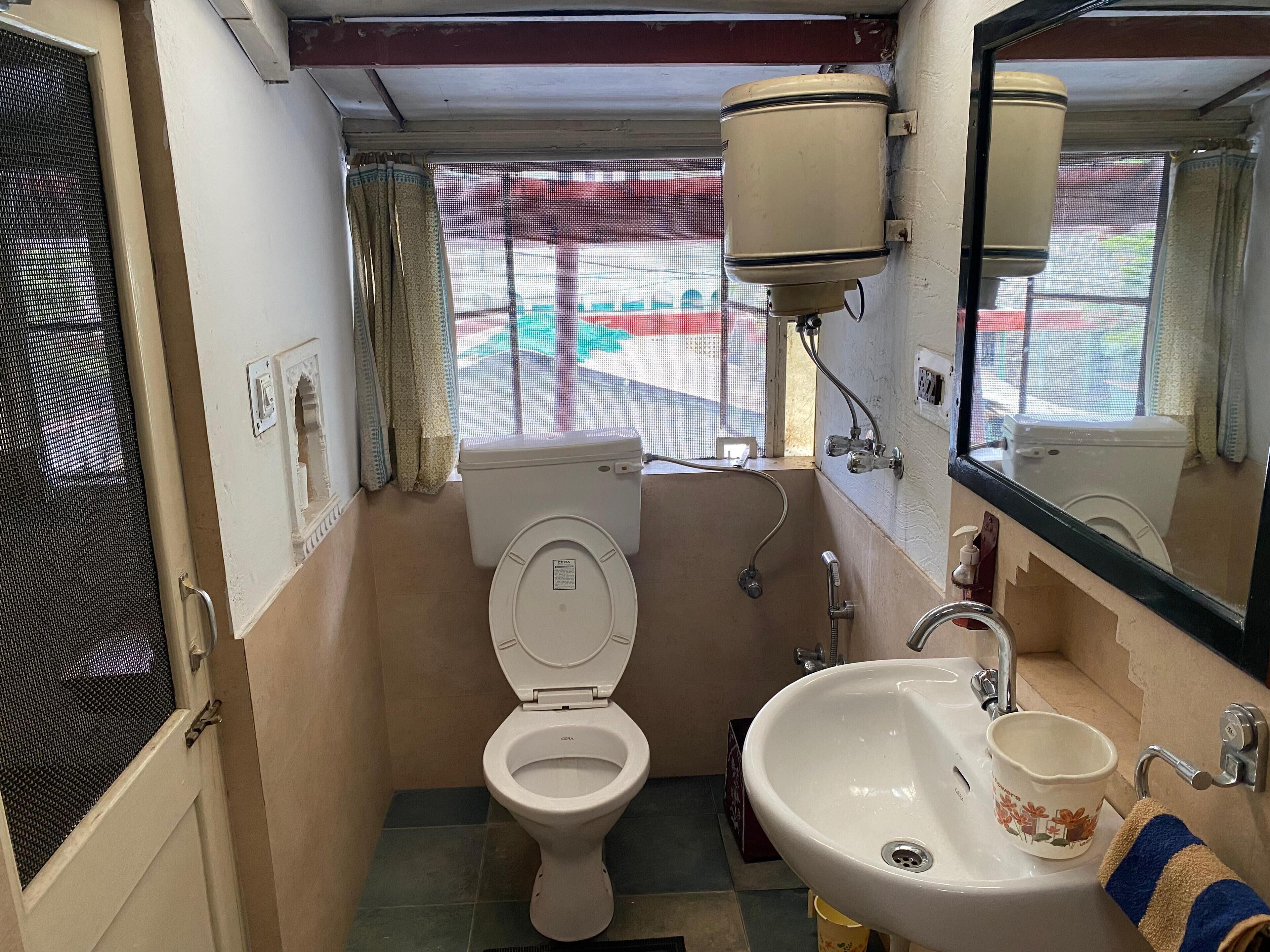 basic room | bathroom | shower, rainfall showerhead, free toiletries, hair dryer