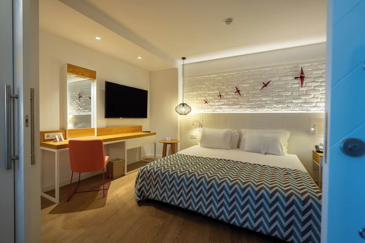 Ropa de cama de alta calidad y minibar con artículos gratuitos