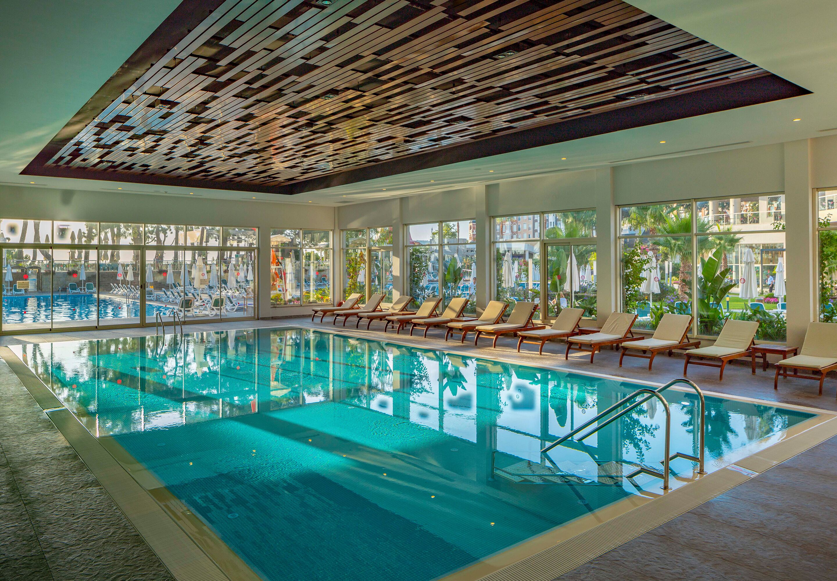 Piscine couverte, piscine extérieure (ouverte en saison)