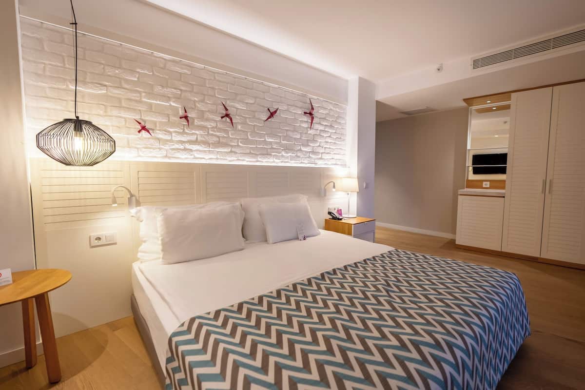 Family Suite | Premium bedding, free minibar, in-room safe, desk