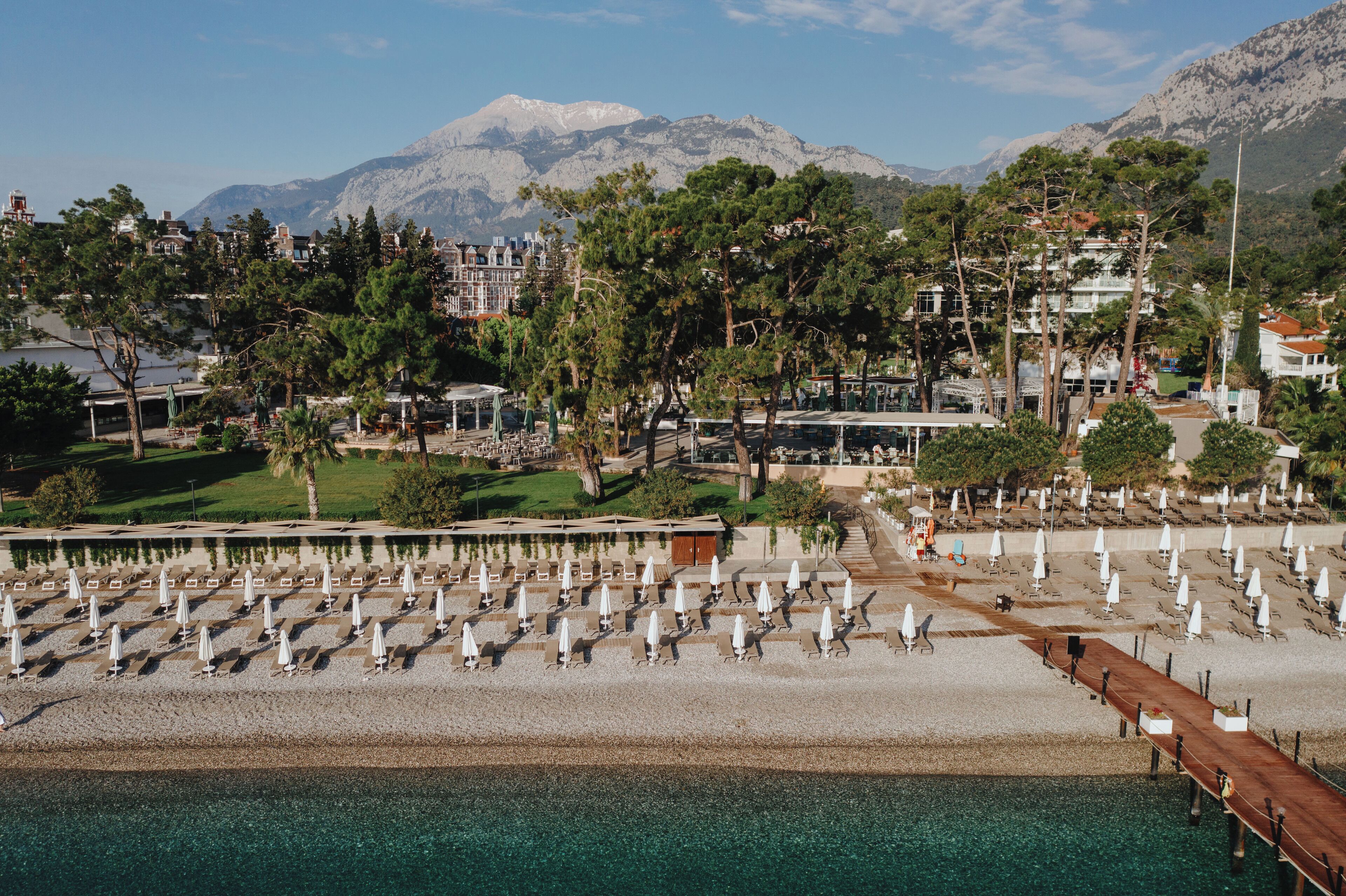 Plage, sable noir, chaises longues, parasols