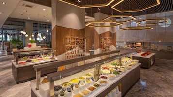 5 restaurants; breakfast, lunch, and dinner served