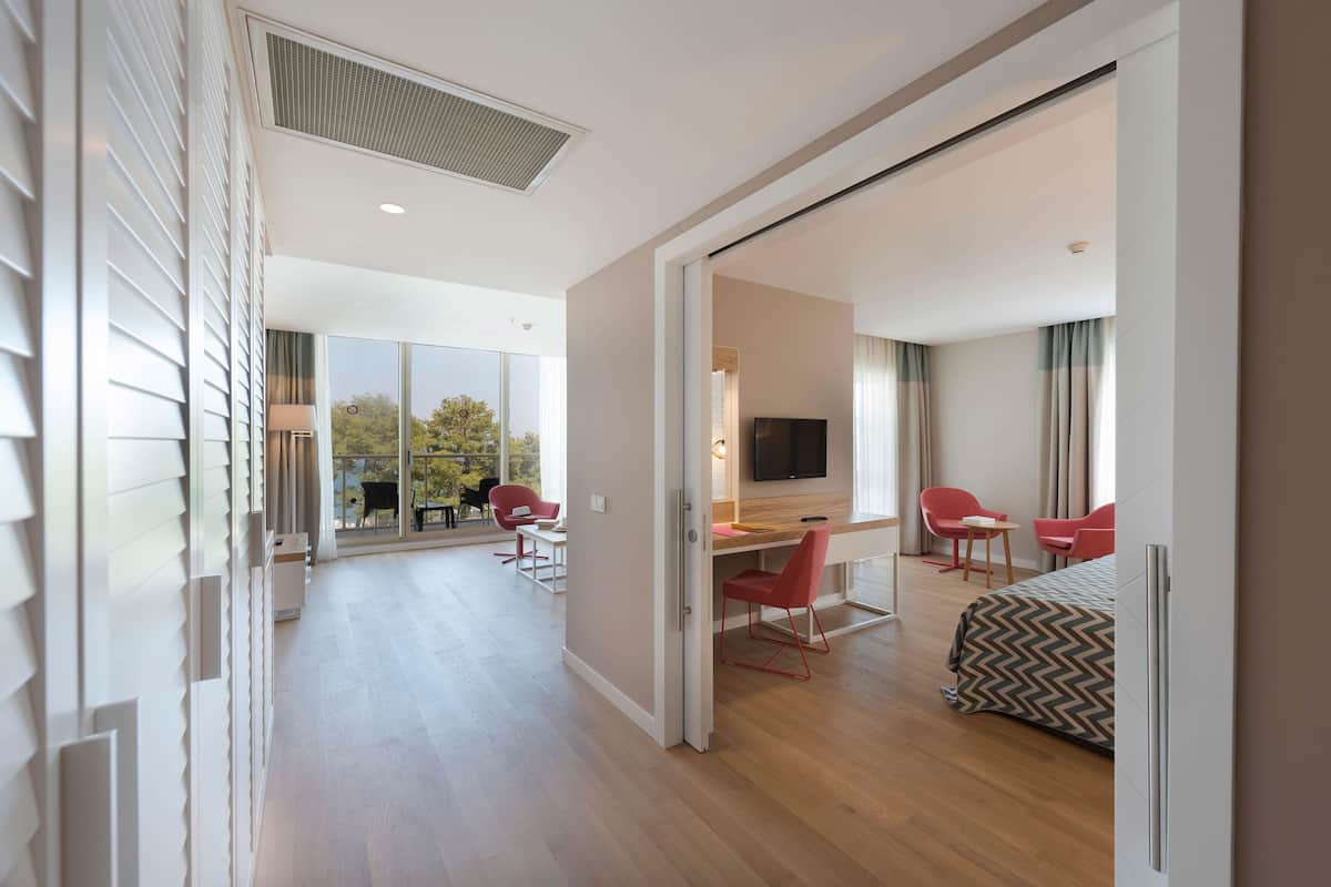 Deluxe Suite, Jetted Tub, Sea View | Premium bedding, free minibar, in-room safe, desk