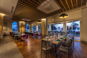5 restaurants, breakfast, lunch, dinner served; international cuisine