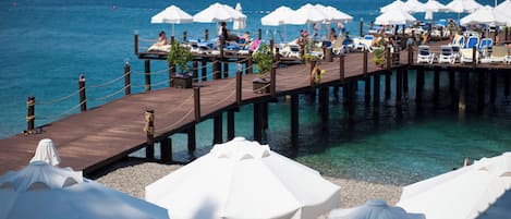Plage, sable noir, chaises longues, parasols