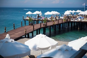 On the beach, black sand, sun-loungers, beach umbrellas - Akra Kemer - All Inclusive (Kemer)