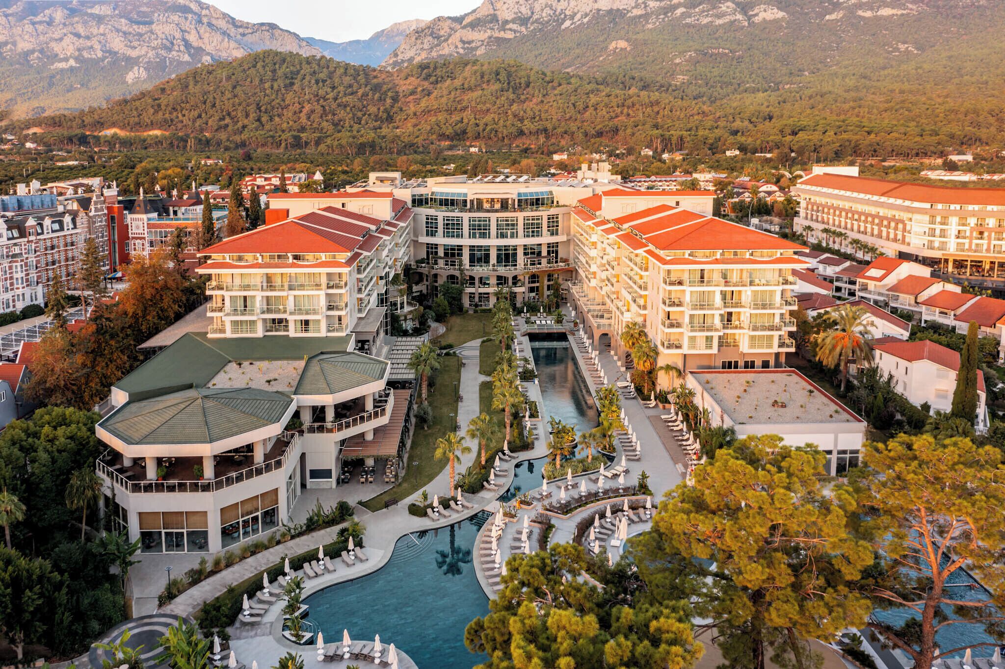 Ein Hotel mit mehreren Gebäuden, einem Innenhof und einem Schwimmbad.
