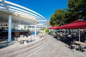 3 bares, 2 bares junto a la piscina, bar en la piscina, bar en la playa