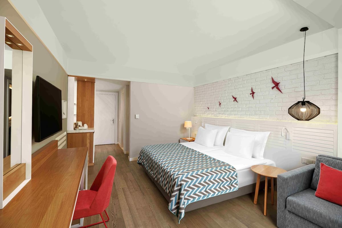 Chambre Supérieure Double ou avec lits jumeaux, vue partielle sur la mer | Literie de qualité supérieure, articles gratuits dans le mini-bar
